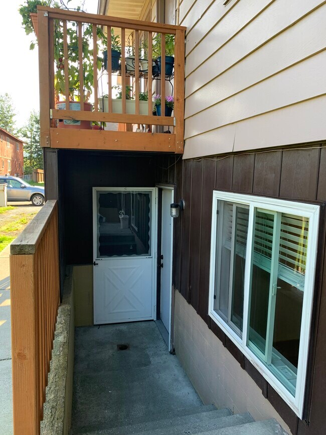 Private entrance - 3402 North Star St