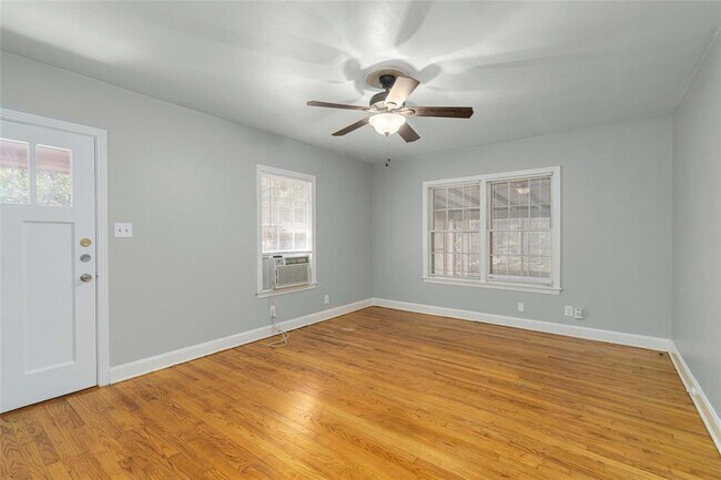 Building Photo - 1506 East Side Dr