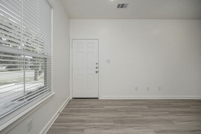 Foto del edificio - Cozy and Charming Townhome!