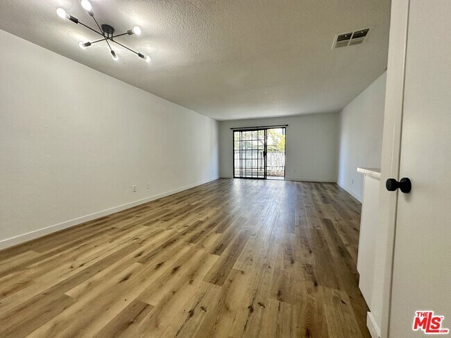 Foto del edificio - 5240 Whitsett Ave