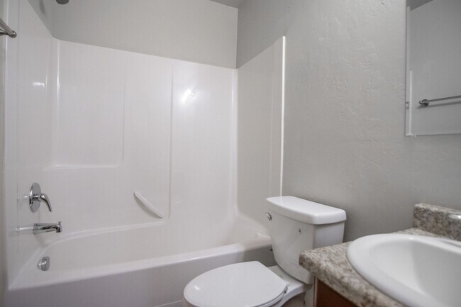 Foto del edificio - Charming 3-Story Townhomes in Edgewater in...