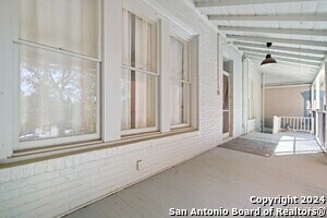 Building Photo - 142 W San Antonio St