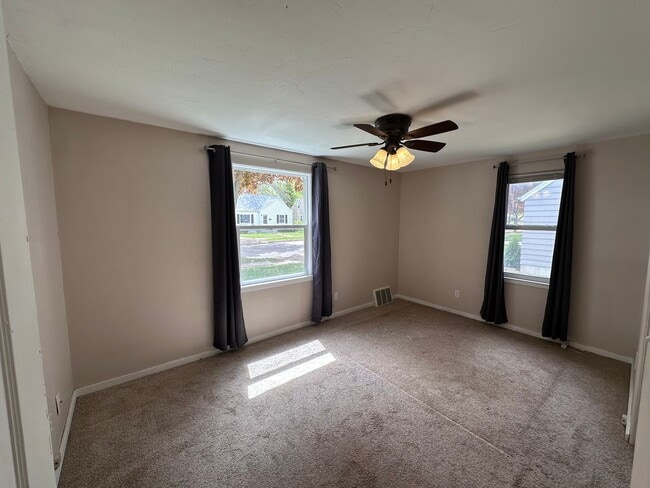 Building Photo - SPACIOUS 2 BEDROOM 1 BATH HOME