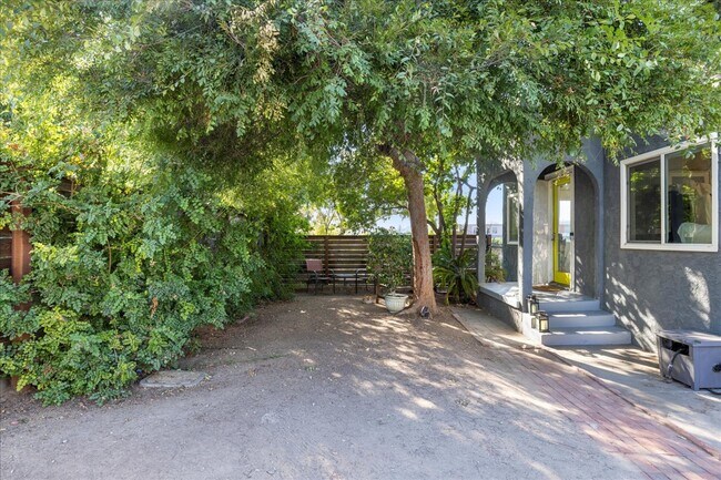Foto del edificio - 2755 E 6th St