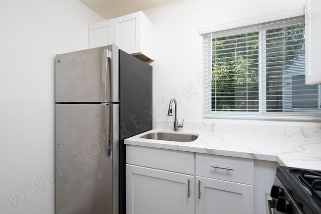 Foto del edificio - *OPEN HOUSE: 10/1 11:30AM-1PM* Gorgeous 2B...