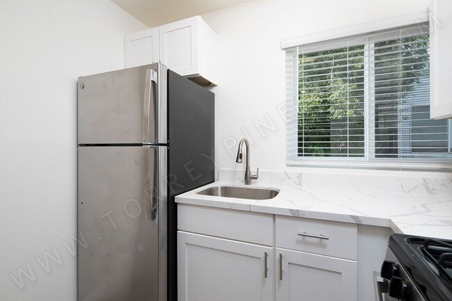 Building Photo - *OPEN HOUSE: 10/1 11:30AM-1PM* Gorgeous 2B...