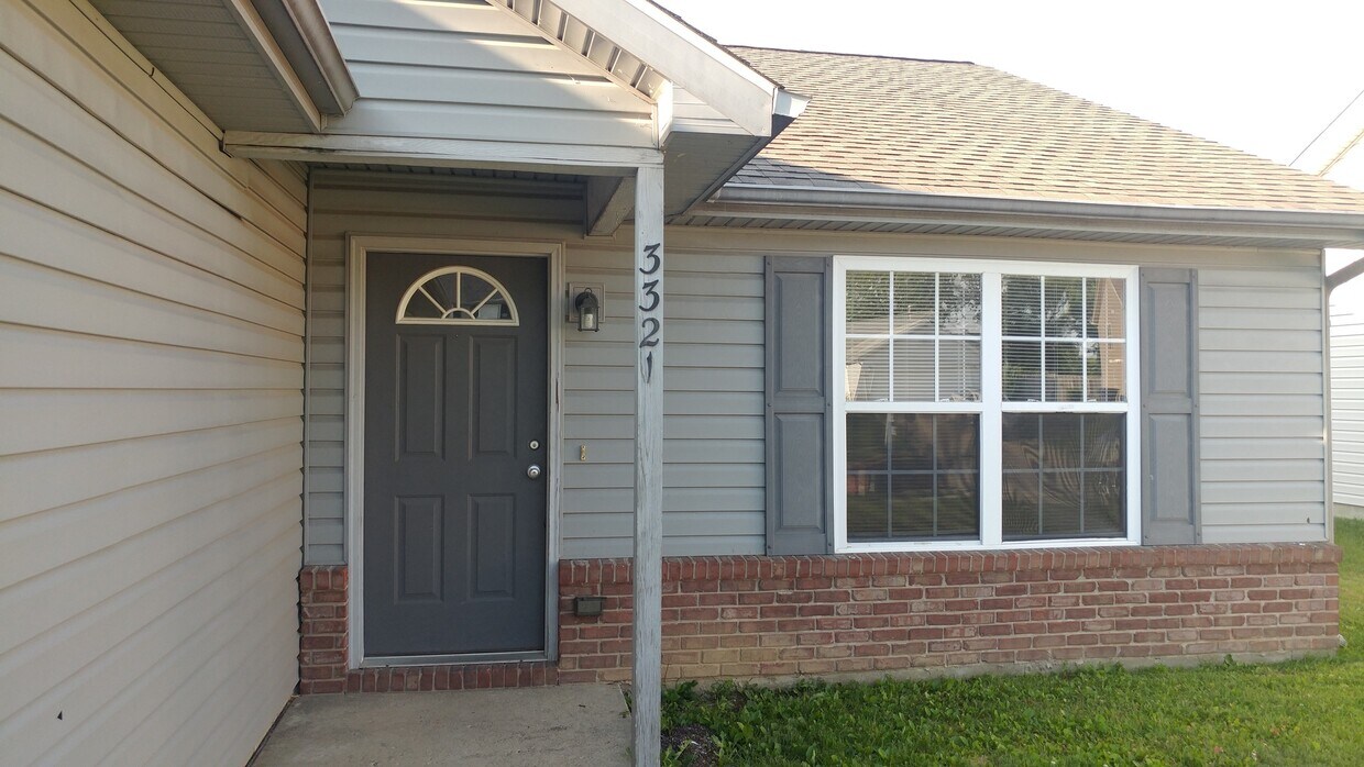 Primary Photo - Large Single Family South Side Home with 2...