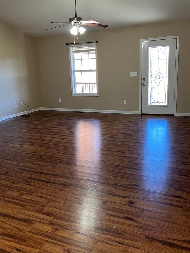 Foto del edificio - 1434 Benjamin Blvd