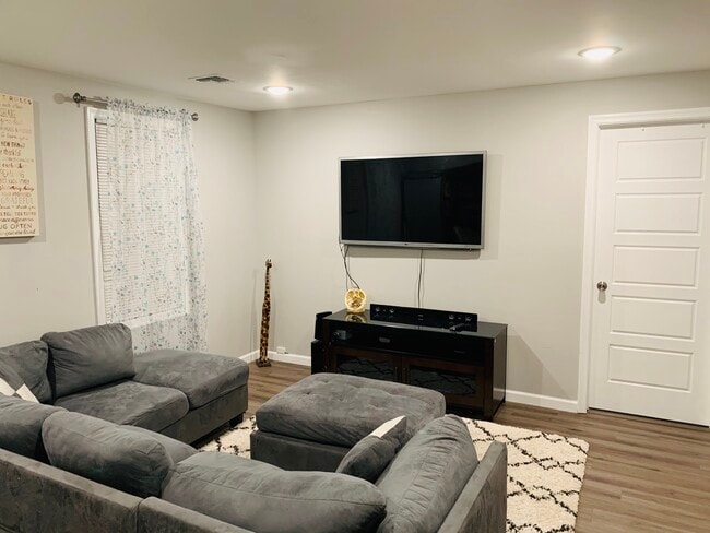 Livingroom - 17 Livingston Ave