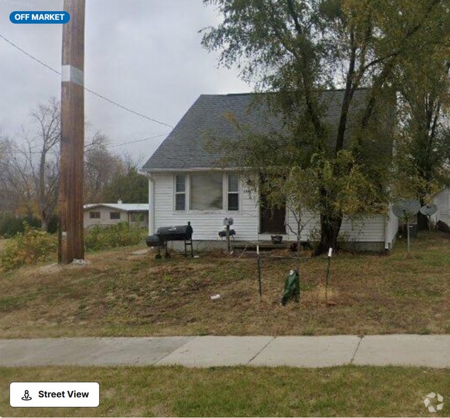 Building Photo - 1658 32nd St NE