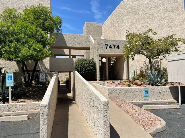 Foto del edificio - 7474 E Earll Dr