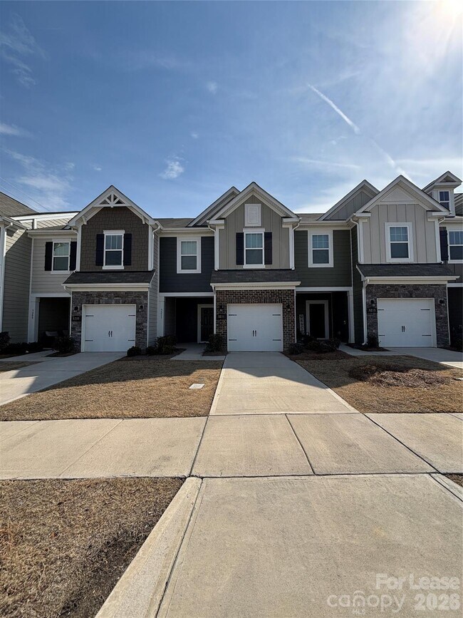 Foto del edificio - 5211 Maynard Hl Dr