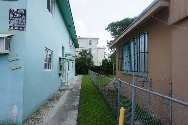 Building Photo - 2137 SW 7th St