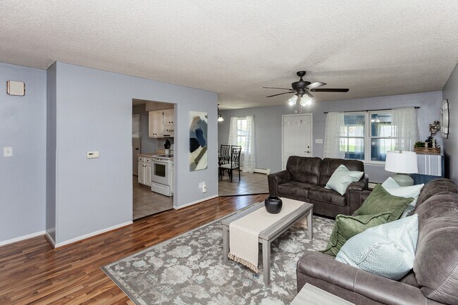 Sala de estar - 2019 Payton Ave