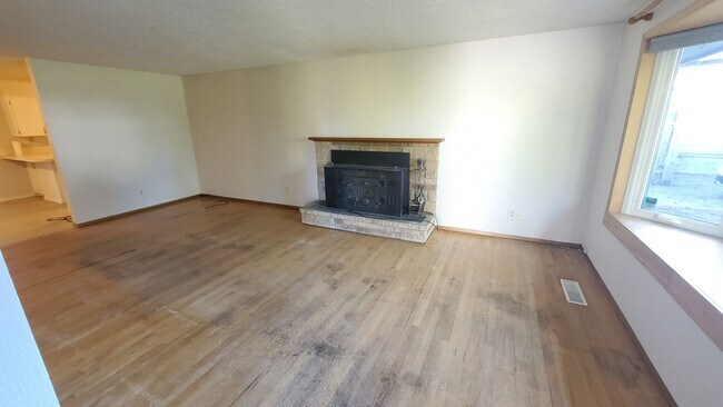 Building Photo - Large 4 bedroom Rambler House in Central E...