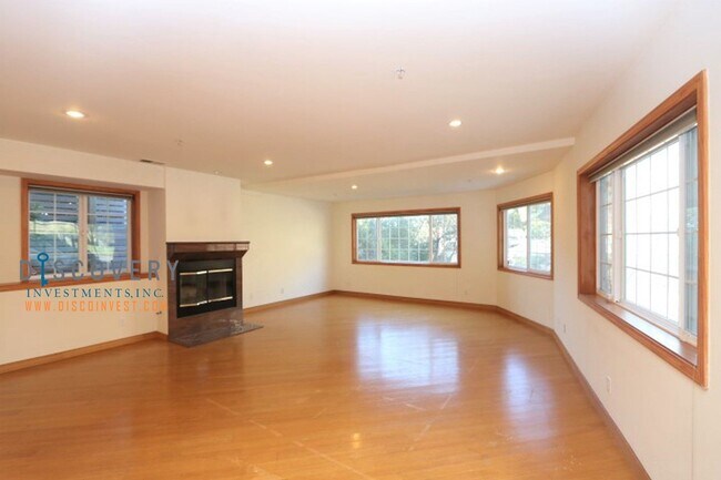 Building Photo - Contemporary Upper Broadway Terrace Four B...