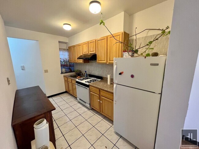 Building Photo - Top Floor w/ In Unit Laundry, Unique Layou...