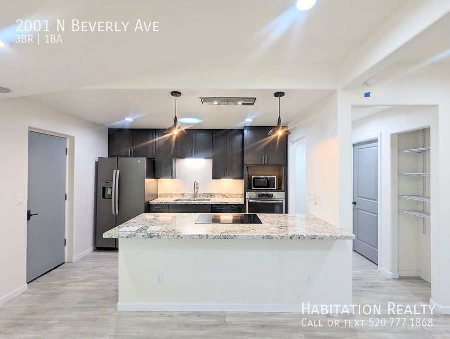 Foto principal - 3bd/1ba Freshly Renovated Home w/ an Enclo...