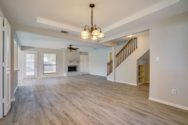 Foto del edificio - Beautiful home with Granite counters, carpets, Steel appliances, Fire place, Formal Dining area, ...