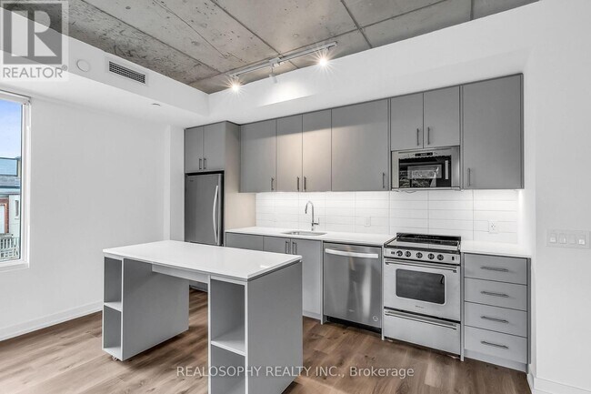 Building Photo - 115 Larchmount Ave