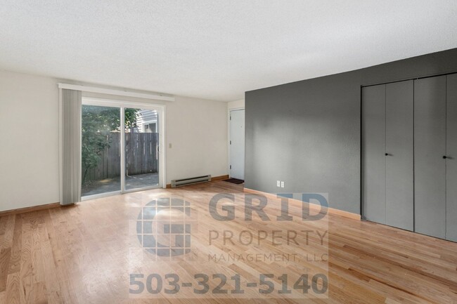 Building Photo - GPM648 - SE Stark St (T1)