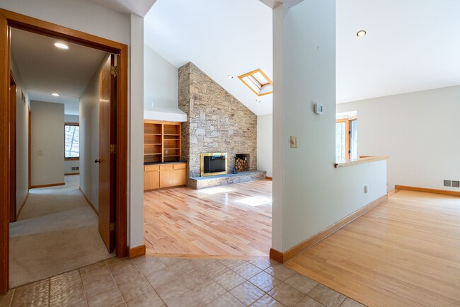 Building Photo - 3 Bedroom Contemporary on Private Lot, 1 &...