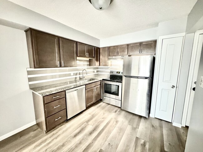 Building Photo - Renovated Two-Bedroom Apartment – Prime Wa...