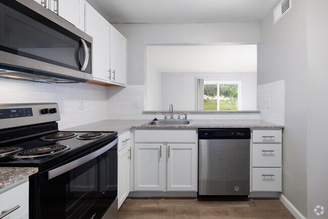1BR, 1BA - 650SF - Kitchen - Courtland Manor