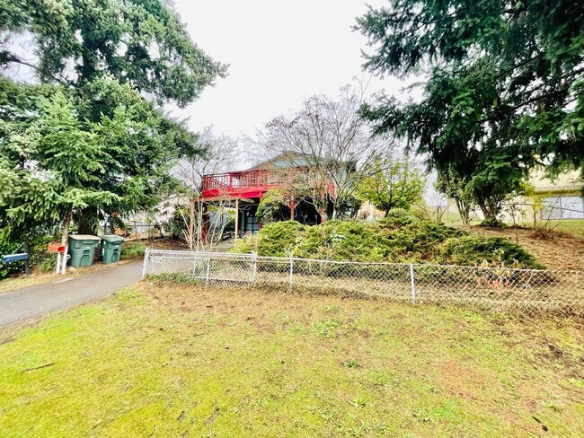 Building Photo - Tranquil House on Quiet South Delridge Street!