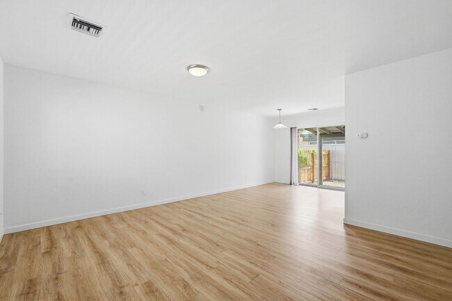 Foto del edificio - 816 E 10th St