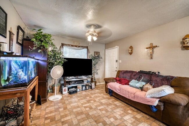 Building Photo - 2404 Jaguar Dr