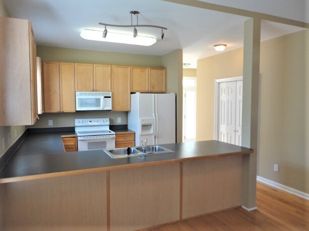 Foto del edificio - 4717 Waterford Cove Drive