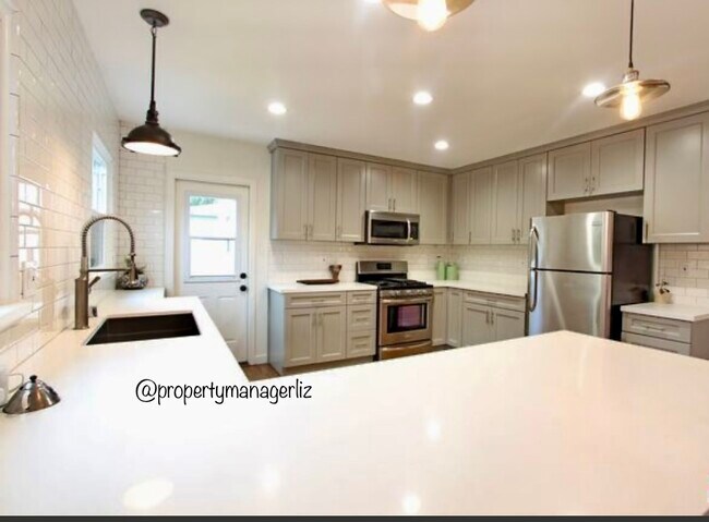 Kitchen - 4862 Glacier Dr