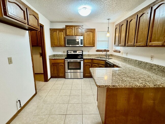 Building Photo - 3Bed - 2Bath House / Pet-Friendly / Availa...