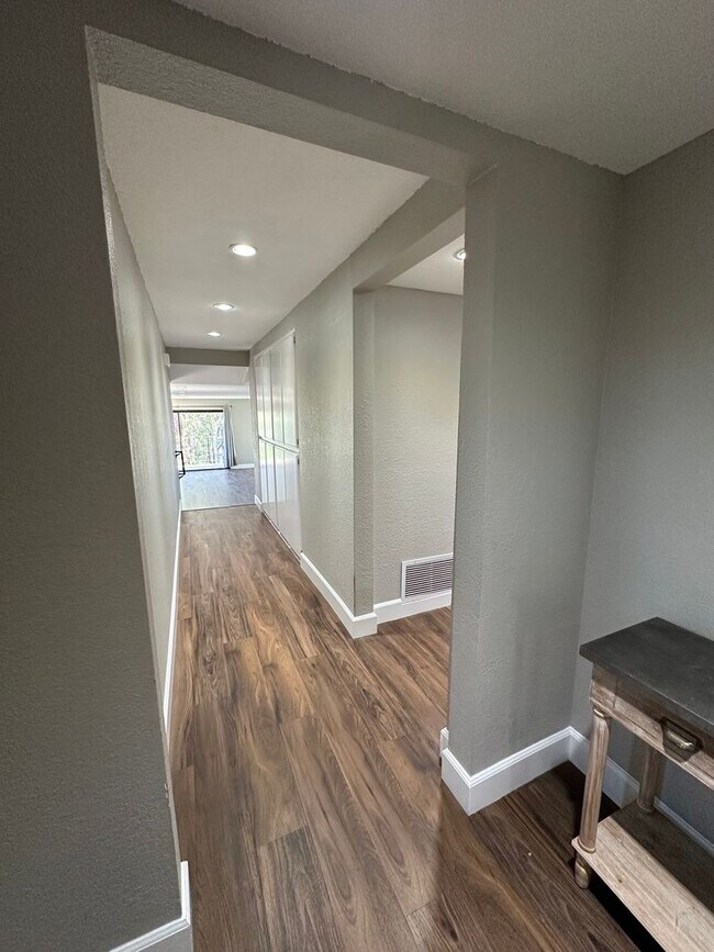 Foto del edificio - Huge 2 Bedroom 2 Bath Available For Immedi...