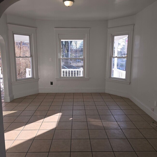 Foto del edificio - Large remodeled 4 bedroom with off street parking available