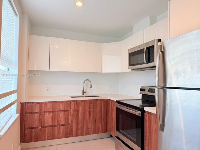 Building Photo - 924 Marseille Dr