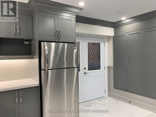 Building Photo - 1495 King St W