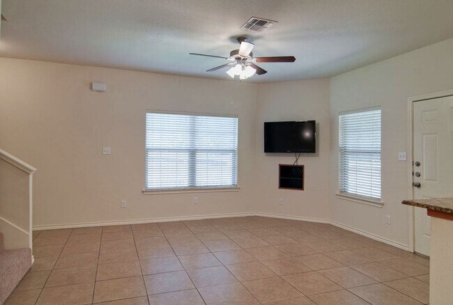 Foto del edificio - AUGUST PRE-LEASE 2025 Fantastic 3 Bed, 3 B...