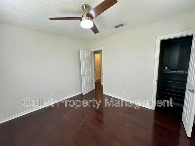 Building Photo - 711 S Hampton Ave