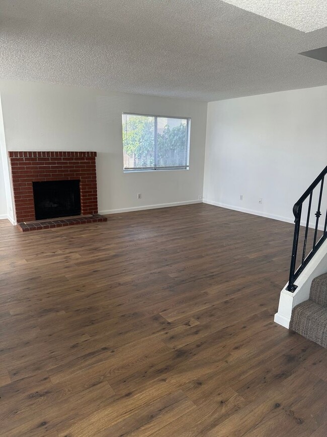 Building Photo - Recently Refreshed 3 Bedroom 2.5 Bath  2 Story condo with 2 Car Garage