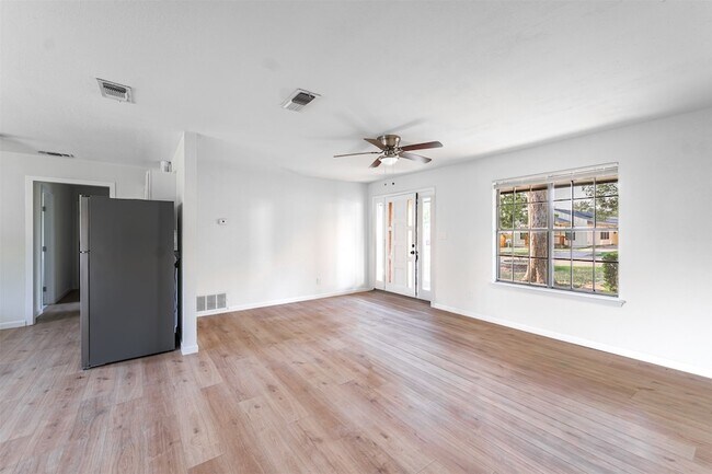 Foto del edificio - 218 E 7th St