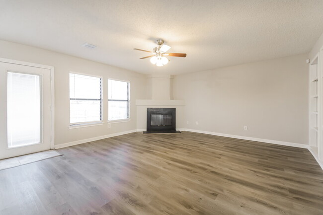Building Photo - 324 Rosewood Ln