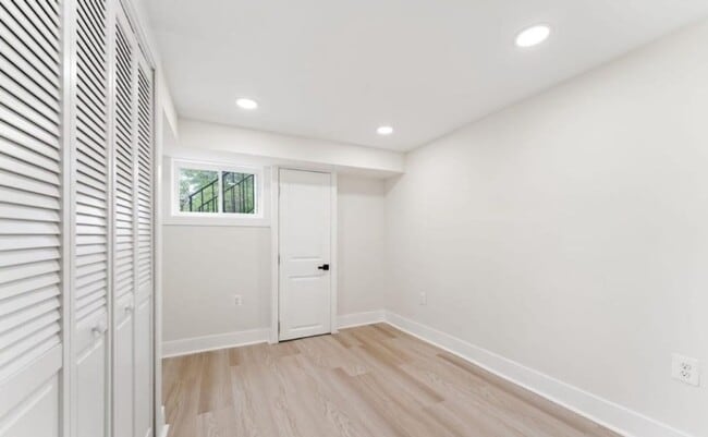 Building Photo - 102 S Huron Dr