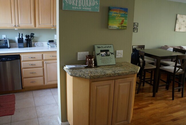 Foto del edificio - 3 Bed 2.5 Bath in Pacific Beach with laundry and garage!