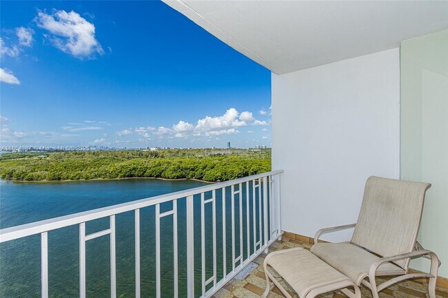 Building Photo - 500 Bayview Dr