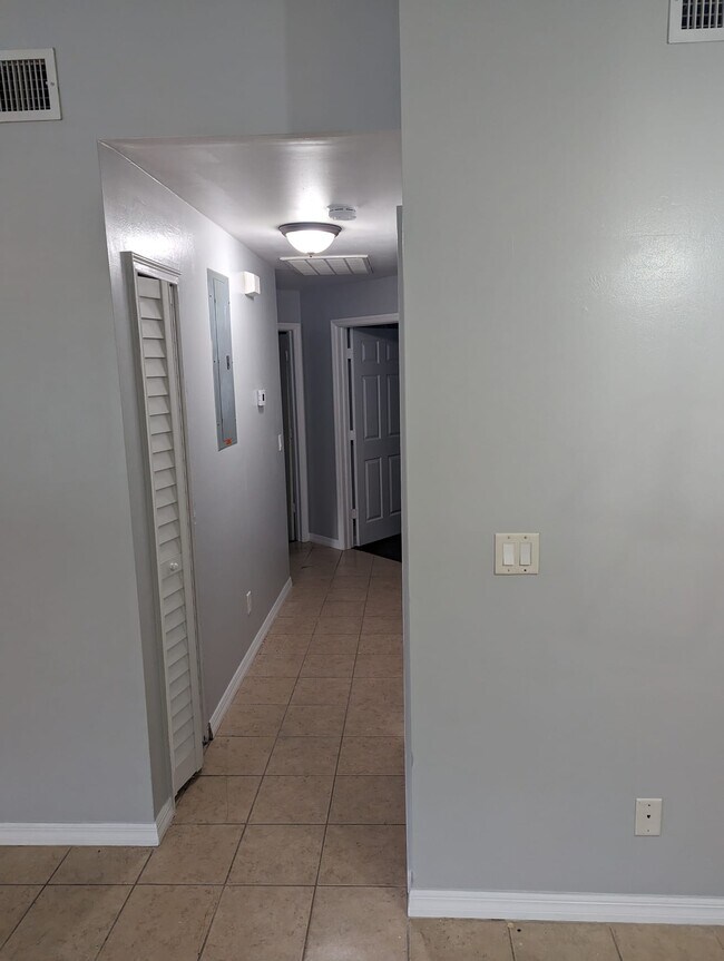 Foto del edificio - 6026 W Jones St