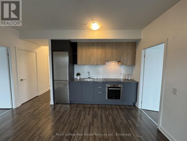 Building Photo - 120 Parliament St