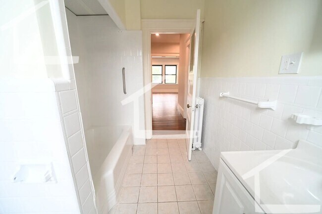 Building Photo - Top-notch and stunning apartment