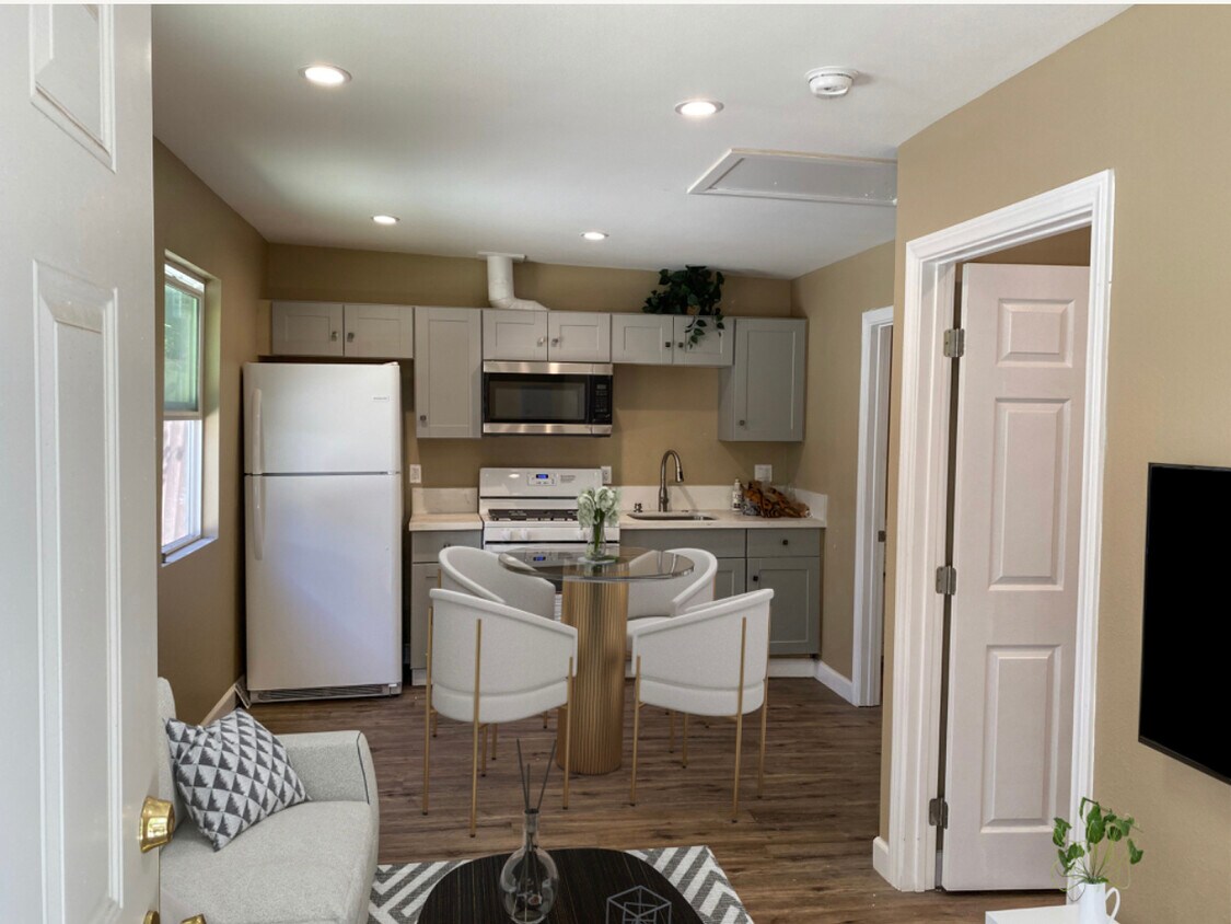 Incluye refrigerador, estufa y microondas. - 824 Coronado Ter